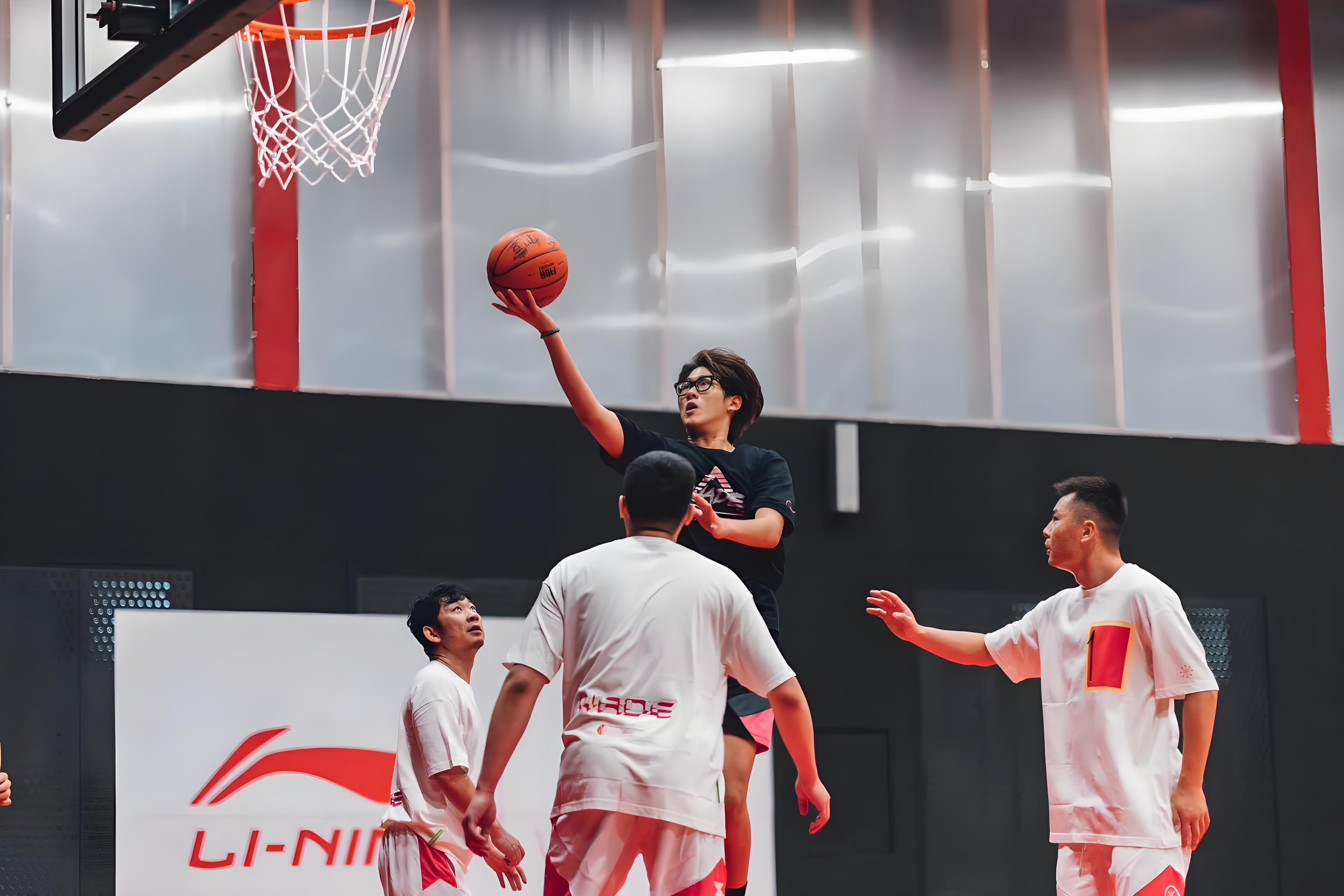 c7-青年篮球精英赛打响，年轻球员展现出色表现，耀眼登场的简单介绍