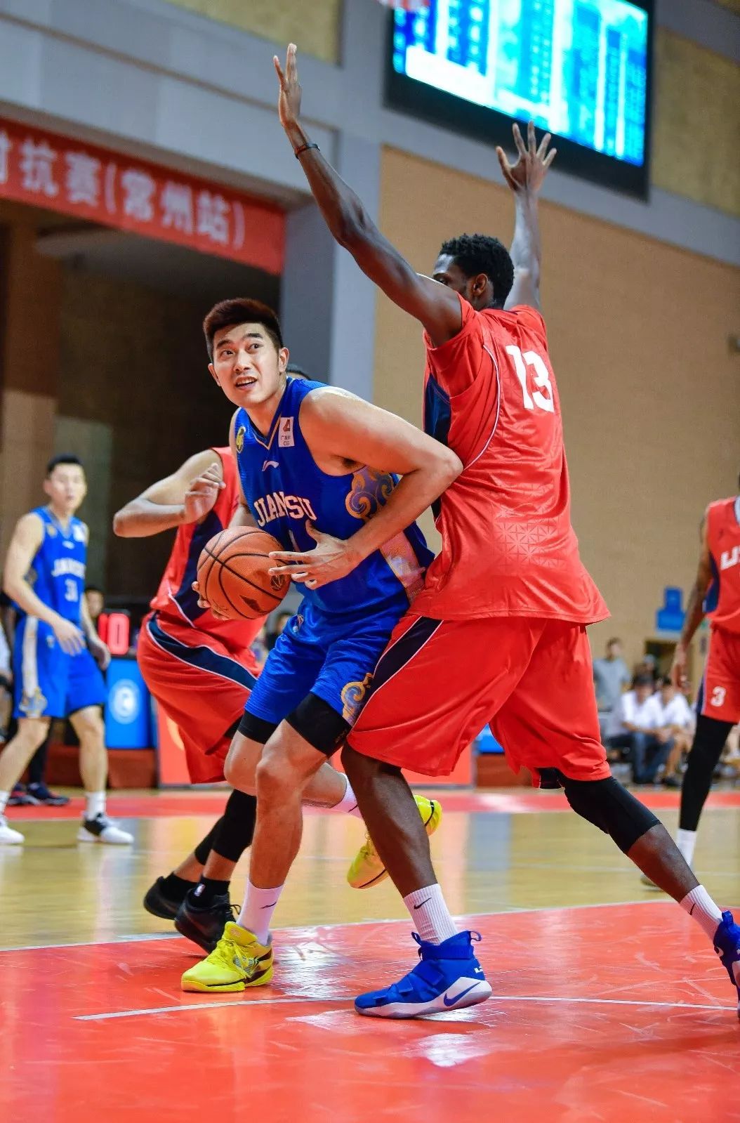 热血对抗！球员们无畏无惧地迎接挑战的简单介绍