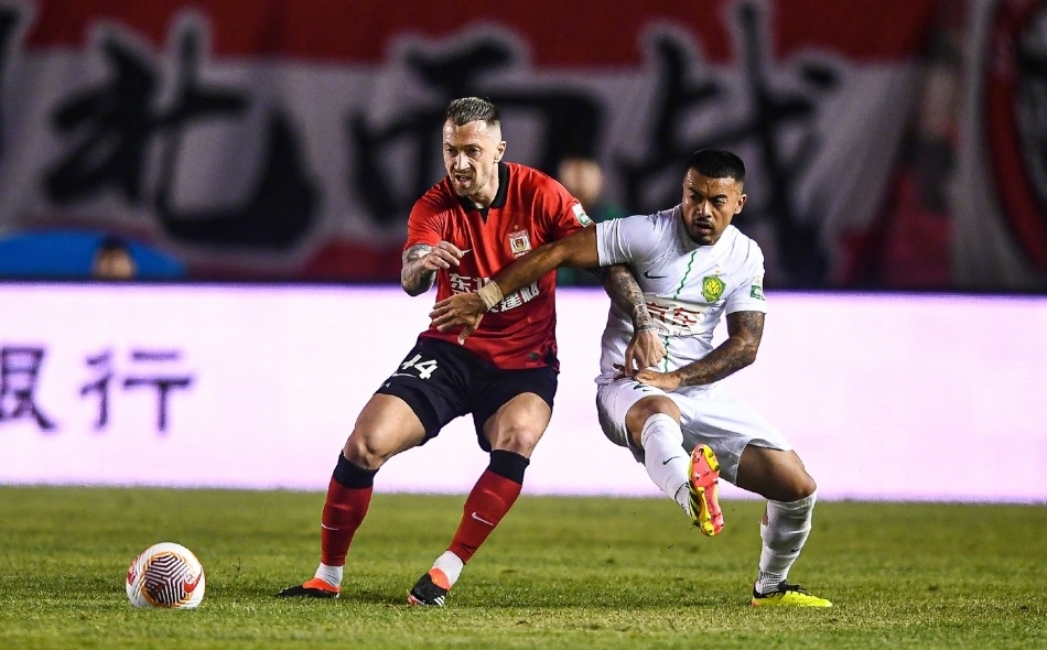 上港客场大胜建业，继续保持不败表现(上海上港新建主场)